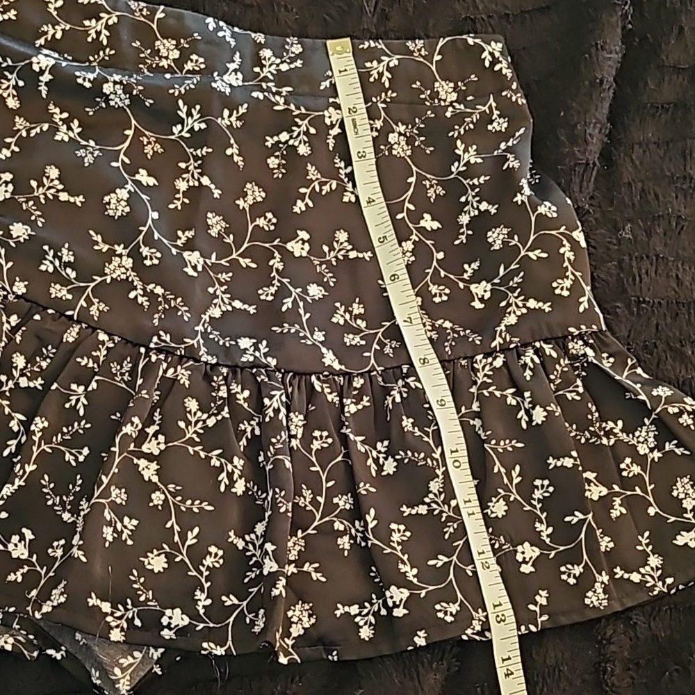 F21 SM Black and White Floral Ruffle Skort - Picture 5 of 7